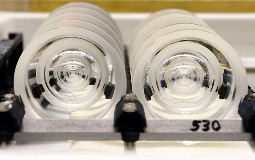 How famous Leica cameras are assembled How famous Leica cameras are assembled