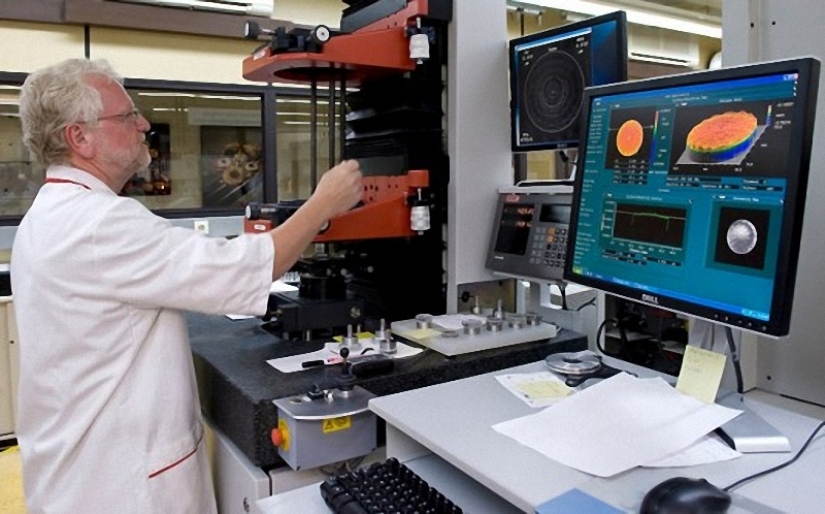 How famous Leica cameras are assembled How famous Leica cameras are assembled