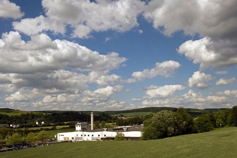 How famous Leica cameras are assembled How famous Leica cameras are assembled