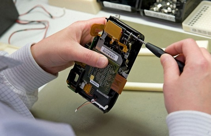 How famous Leica cameras are assembled How famous Leica cameras are assembled