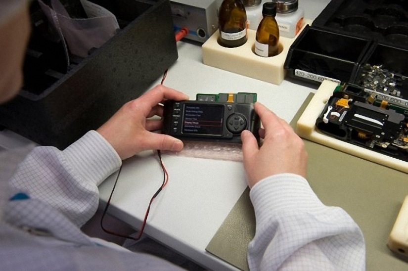 How famous Leica cameras are assembled How famous Leica cameras are assembled