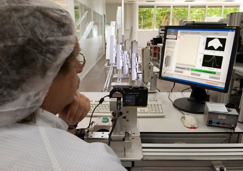 How famous Leica cameras are assembled How famous Leica cameras are assembled