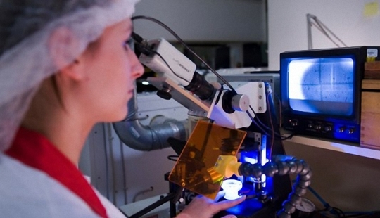 How famous Leica cameras are assembled How famous Leica cameras are assembled