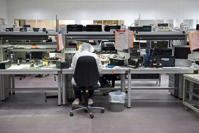 How famous Leica cameras are assembled How famous Leica cameras are assembled