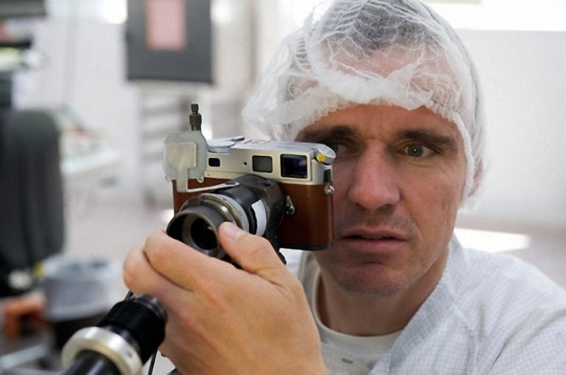 How famous Leica cameras are assembled How famous Leica cameras are assembled