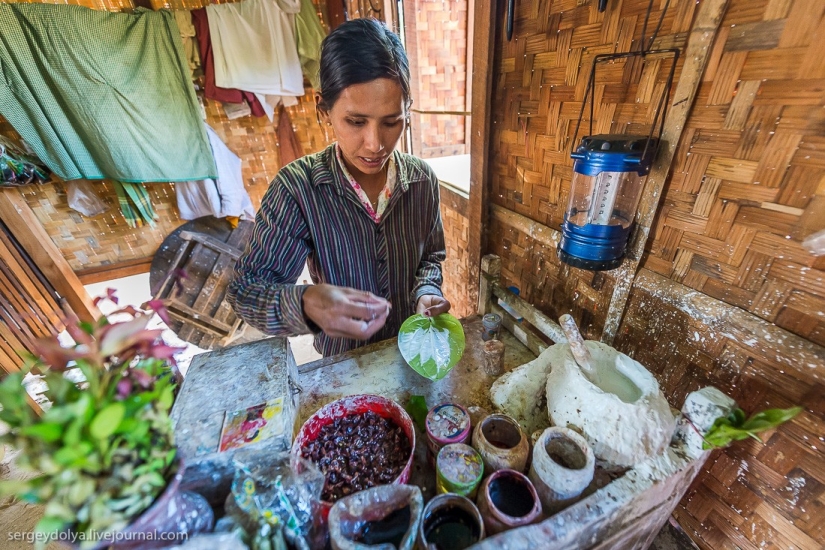 How is life in a wealthy village in Burma? How is life in a wealthy village in Burma?
