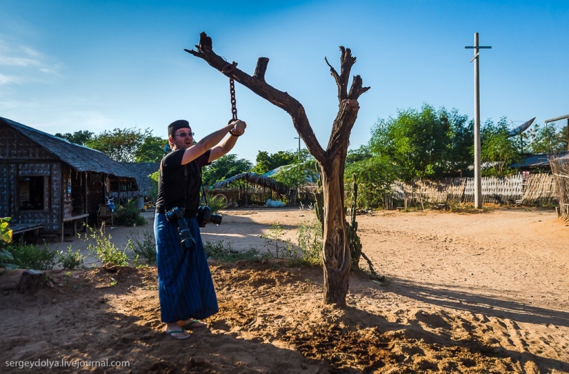 How is life in a wealthy village in Burma? How is life in a wealthy village in Burma?