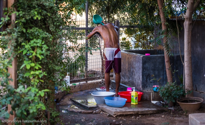 How is life in a wealthy village in Burma? How is life in a wealthy village in Burma?