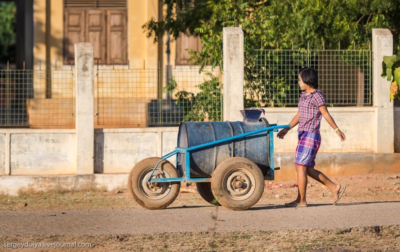How is life in a wealthy village in Burma? How is life in a wealthy village in Burma?