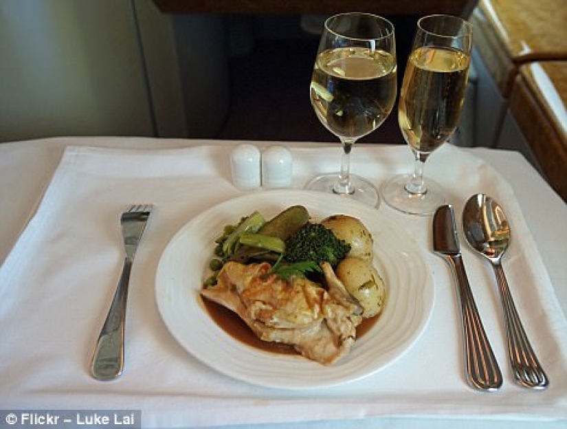 How is the food of passengers in business class and economy class on the plane different