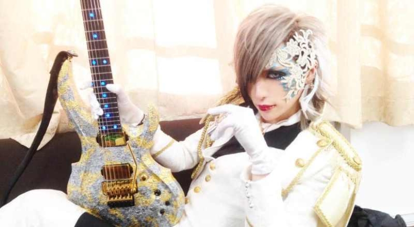How Japanese musician MiA modifies his body to play guitar better How Japanese musician MiA modifies his body to play guitar better