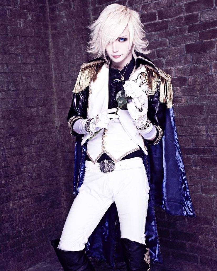 How Japanese musician MiA modifies his body to play guitar better How Japanese musician MiA modifies his body to play guitar better