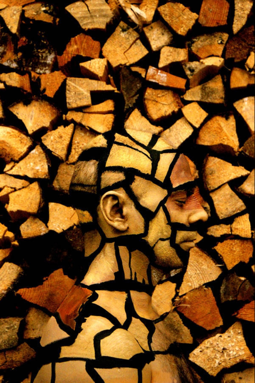 How many people do you see in the picture? How many people do you see in the picture?