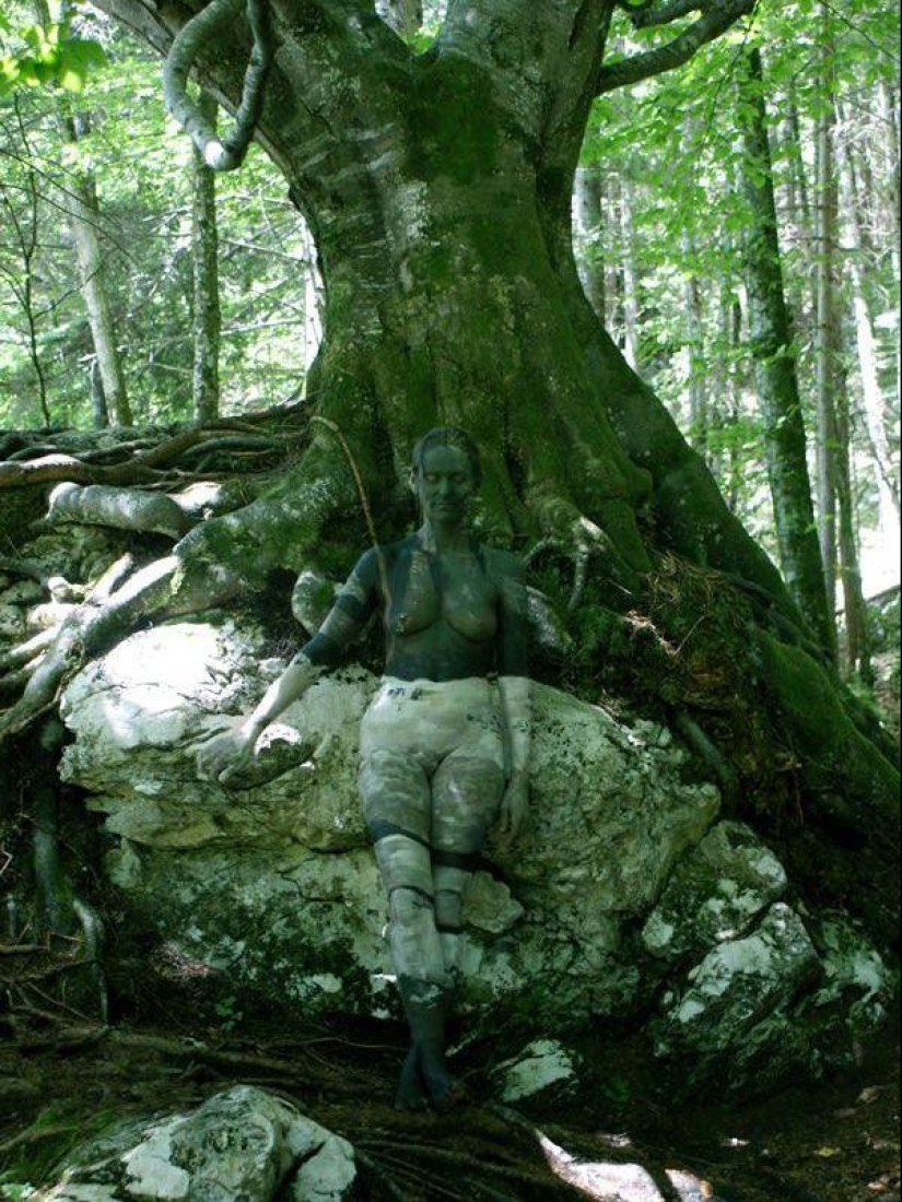 How many people do you see in the picture? How many people do you see in the picture?