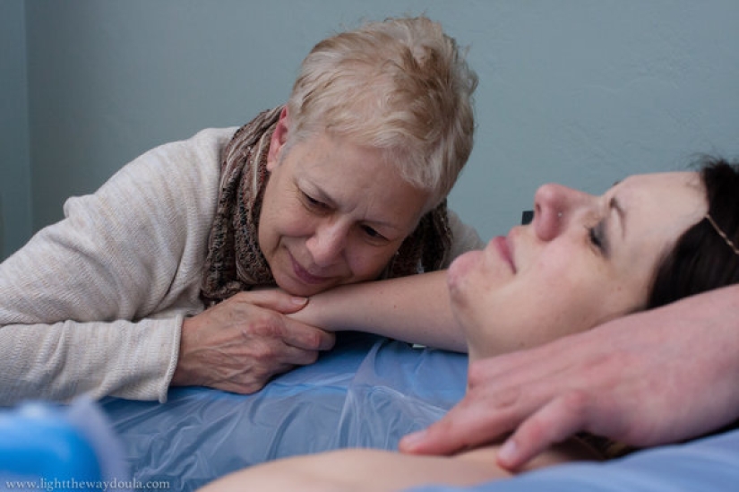 How mothers help their daughters give birth How mothers help their daughters give birth