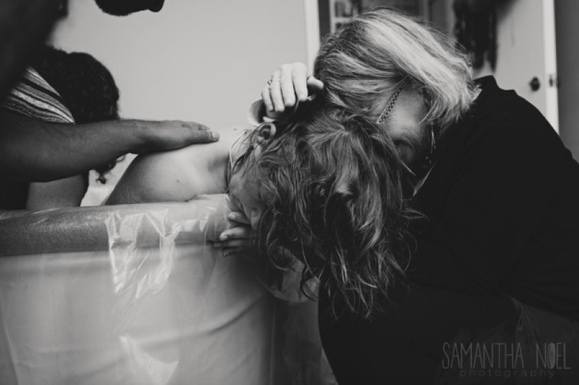 How mothers help their daughters give birth How mothers help their daughters give birth