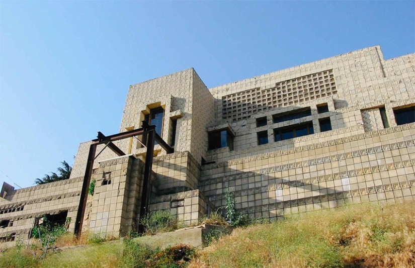 How much do the most expensive movie houses cost? How much do the most expensive movie houses cost?