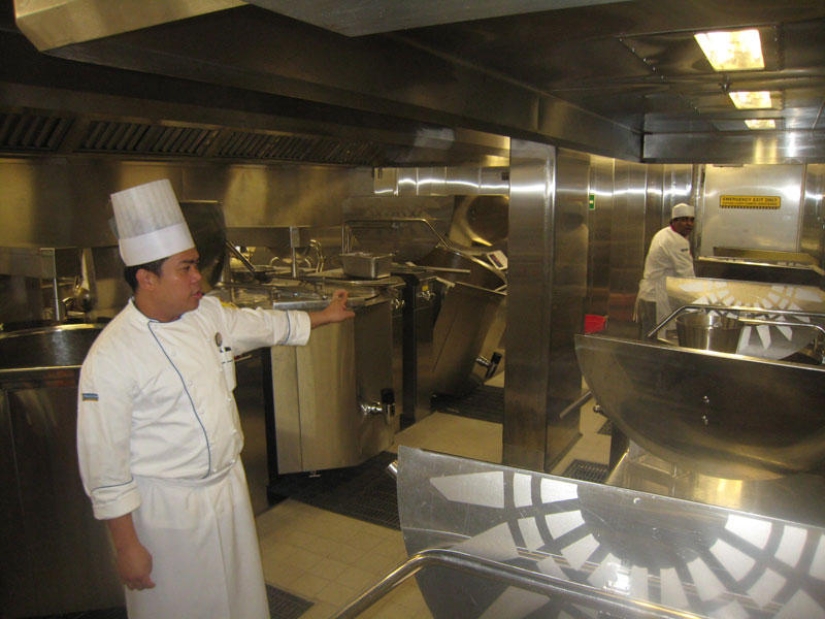 How the largest cruise ship in the world works