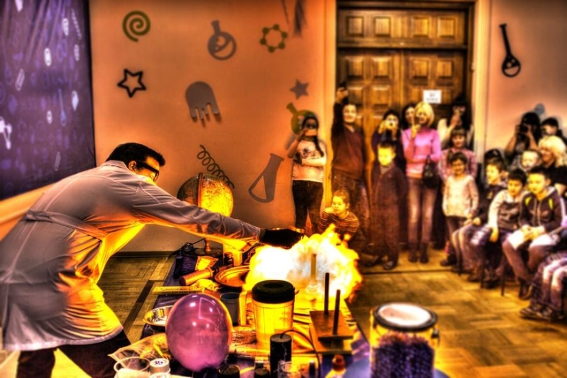 How the "Professor Nicolas Science Show" works How the "Professor Nicolas Science Show" works