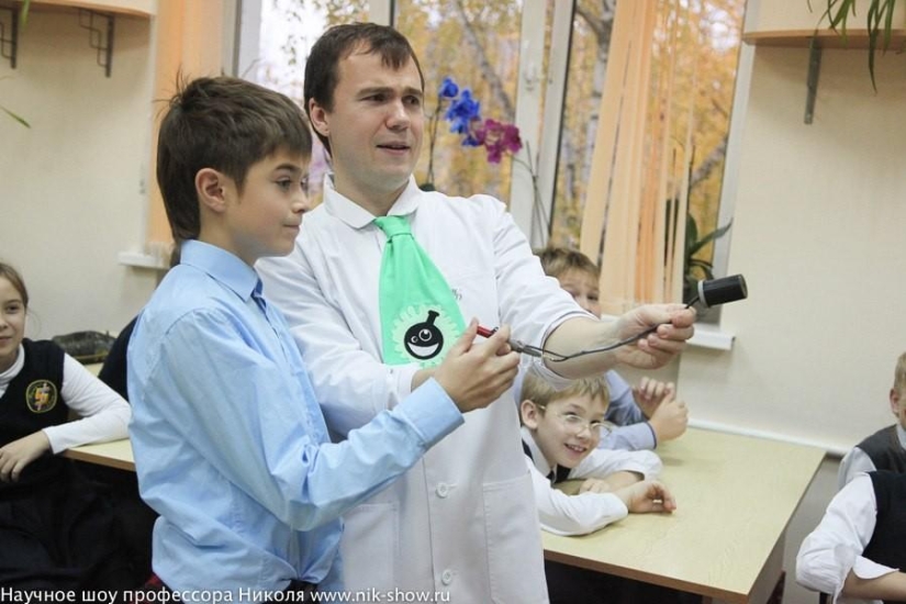 How the "Professor Nicolas Science Show" works How the "Professor Nicolas Science Show" works