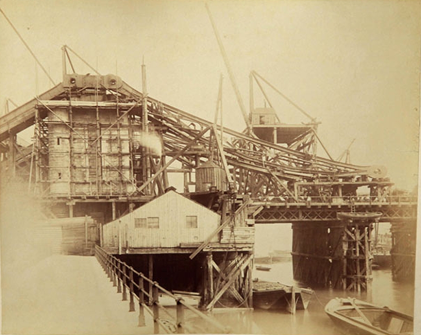How the Tower Bridge was built