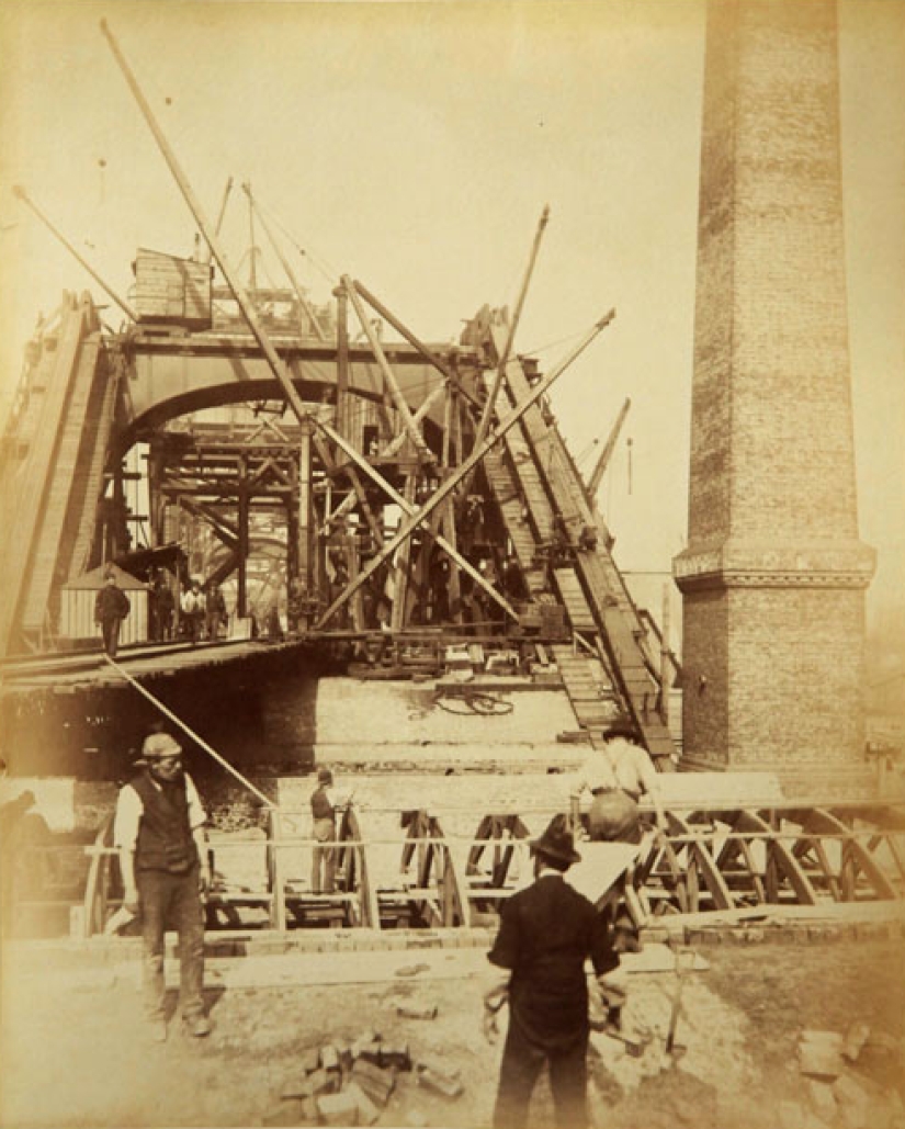 How the Tower Bridge was built