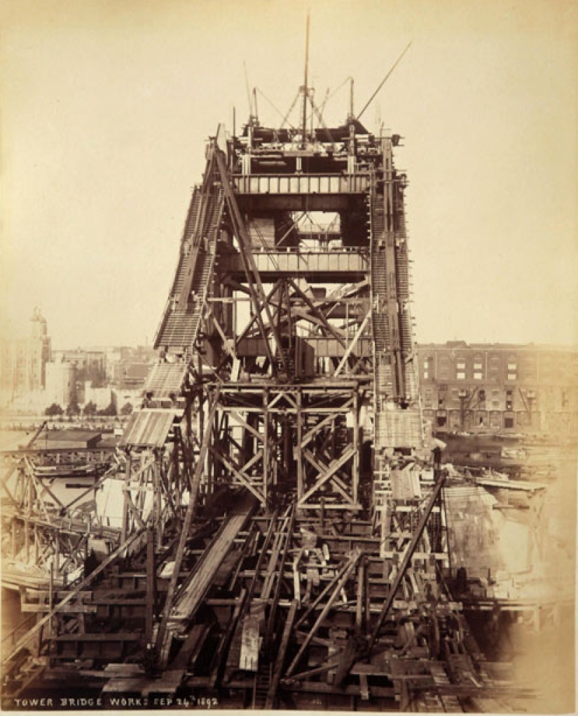 How the Tower Bridge was built