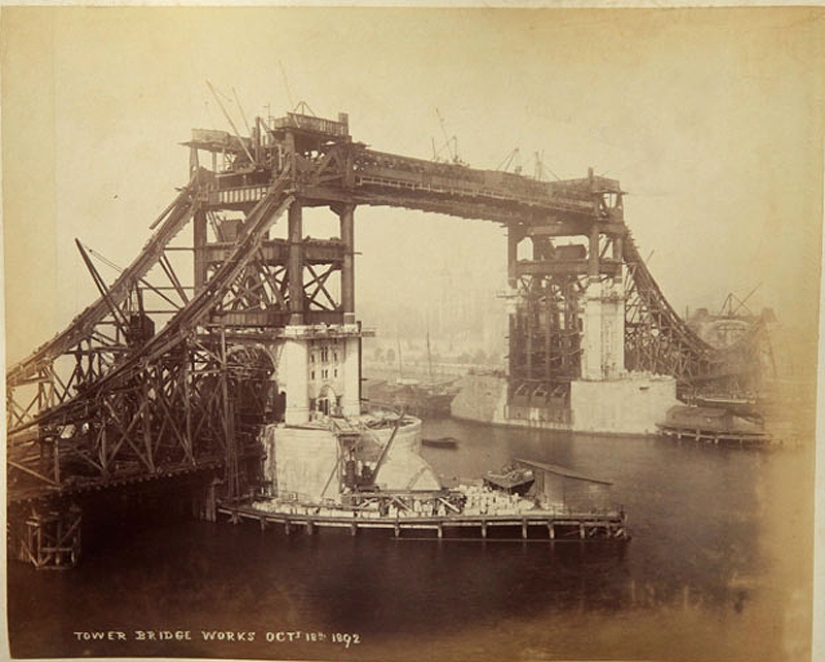 How the Tower Bridge was built