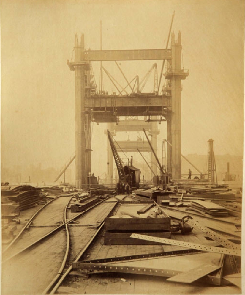 How the Tower Bridge was built