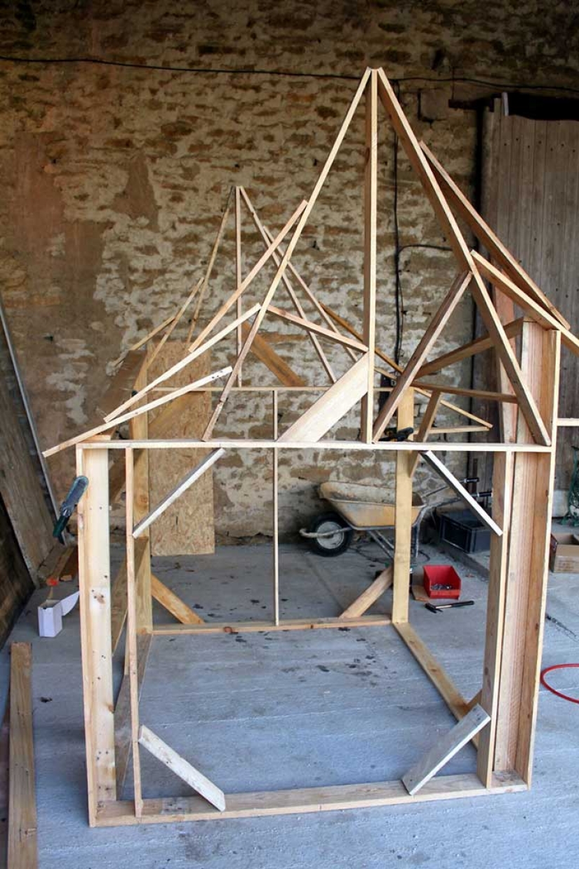 How to build a real castle for a child from ordinary wooden pallets