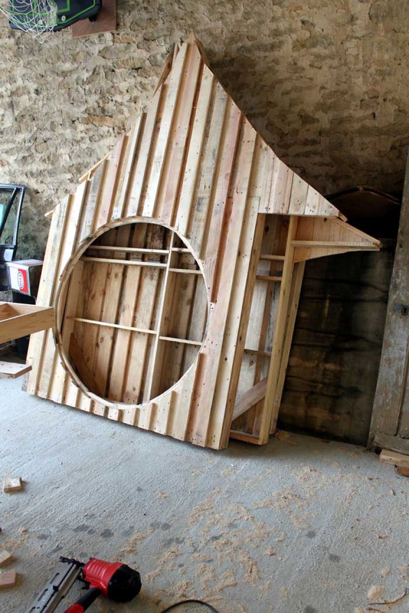 How to build a real castle for a child from ordinary wooden pallets