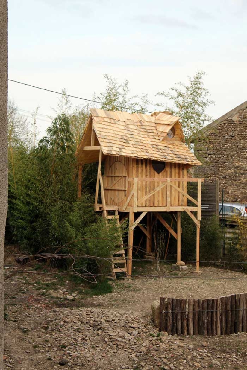 How to build a real castle for a child from ordinary wooden pallets