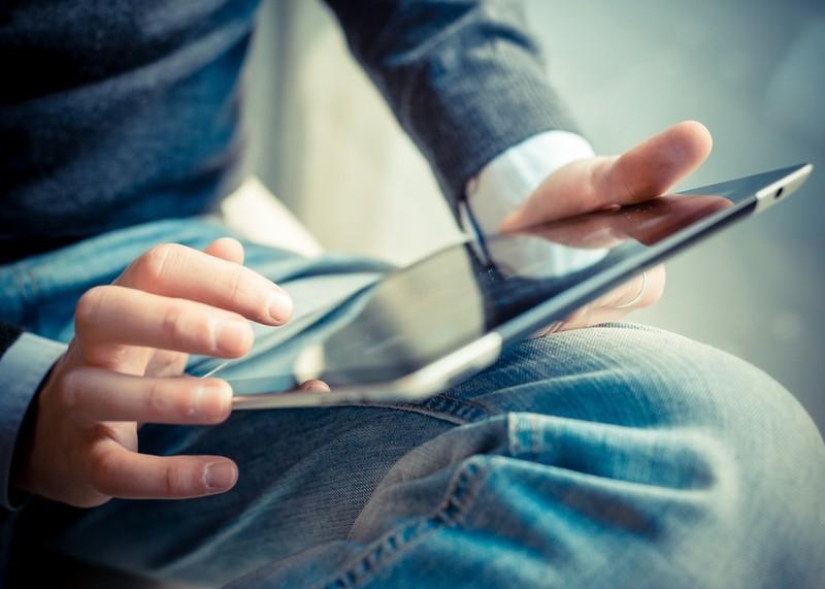 How to find free internet access while traveling