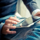 How to find free internet access while traveling