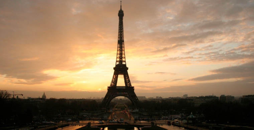 How to find free internet access while traveling