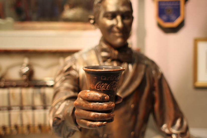 How to learn everything about the most popular drink in the world: a journey into the world of Coca-Cola How to learn everything about the most popular drink in the world: a journey into the world of Coca-Cola