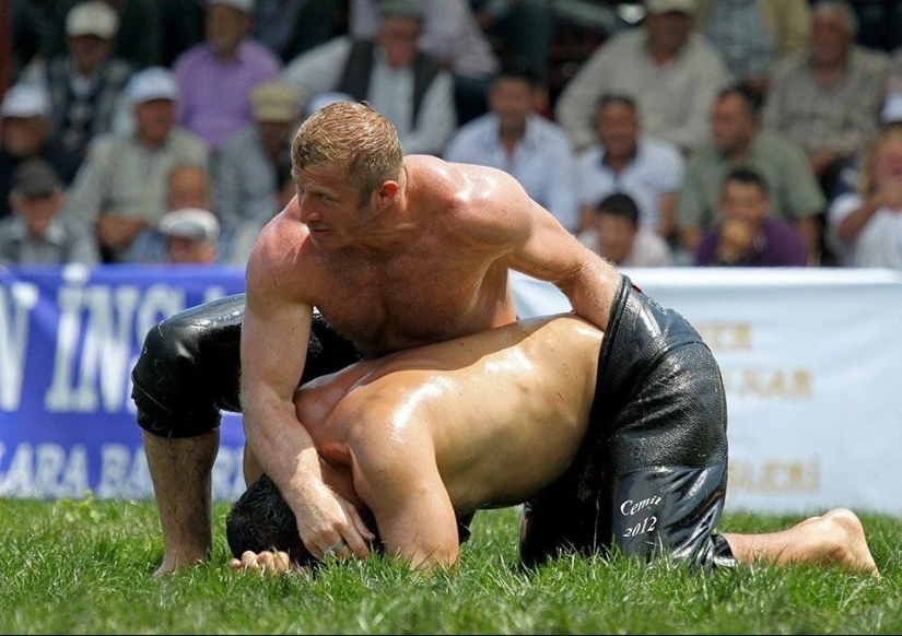 Huevos o vida: ¿por qué los hombres turcos se meten las manos en los pantalones?