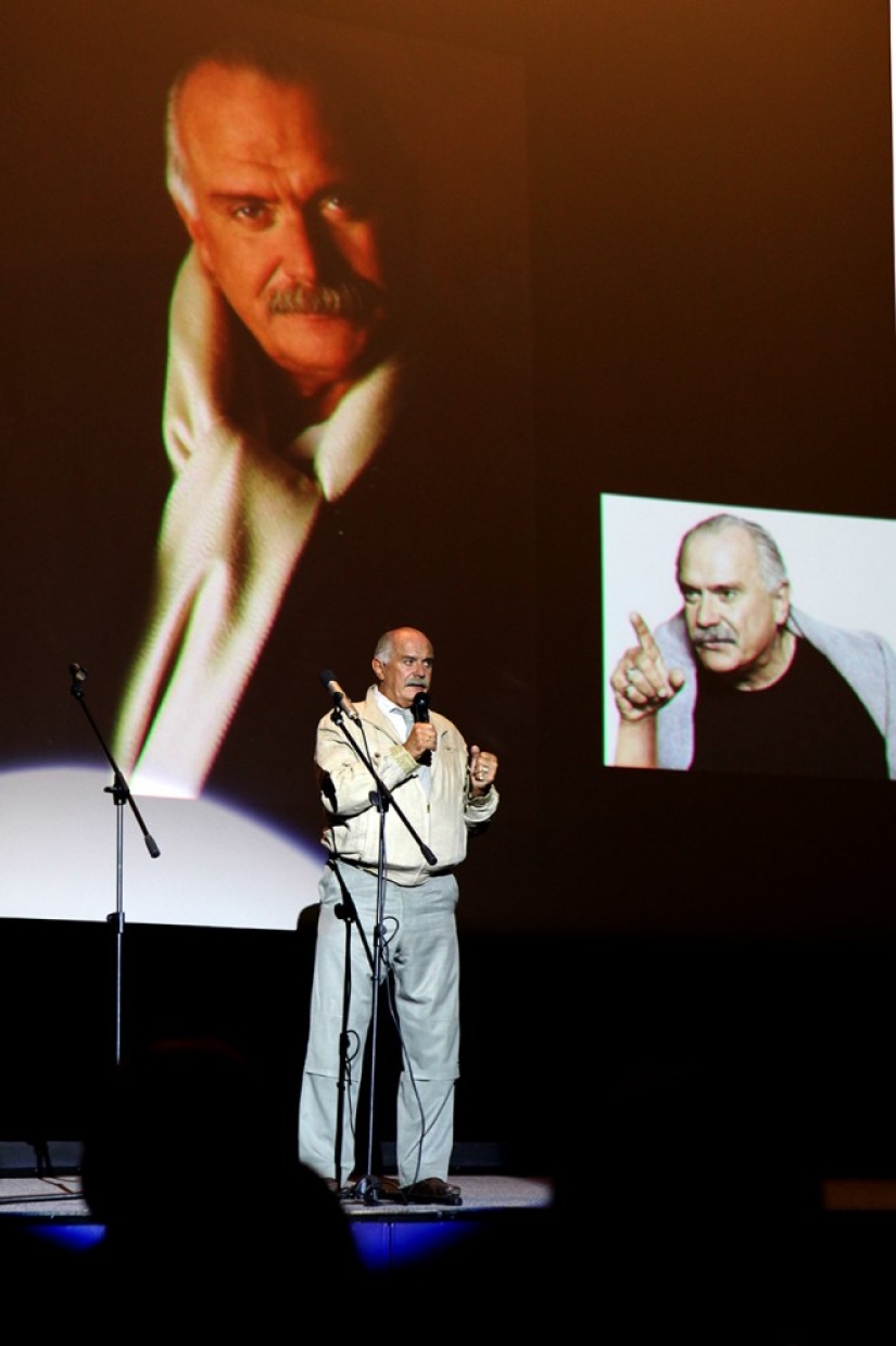 Hulk Hogan y otros bigotes famosos