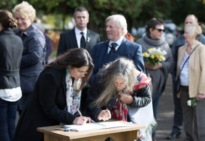 Hundreds of people came to the funeral of an unnamed girl who was abandoned by her mother