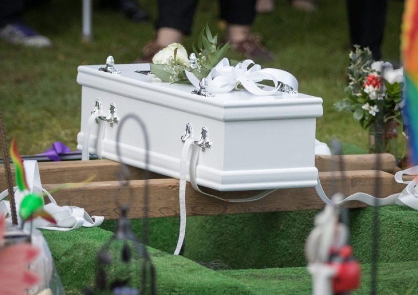 Hundreds of people came to the funeral of an unnamed girl who was abandoned by her mother