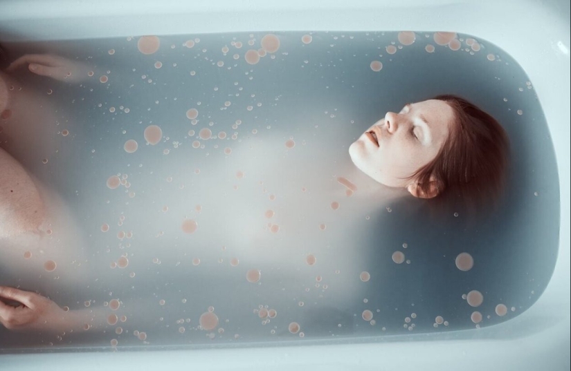 I want to highlight the exposure of female sensuality: the play of light in the photographs of Alessio Albi