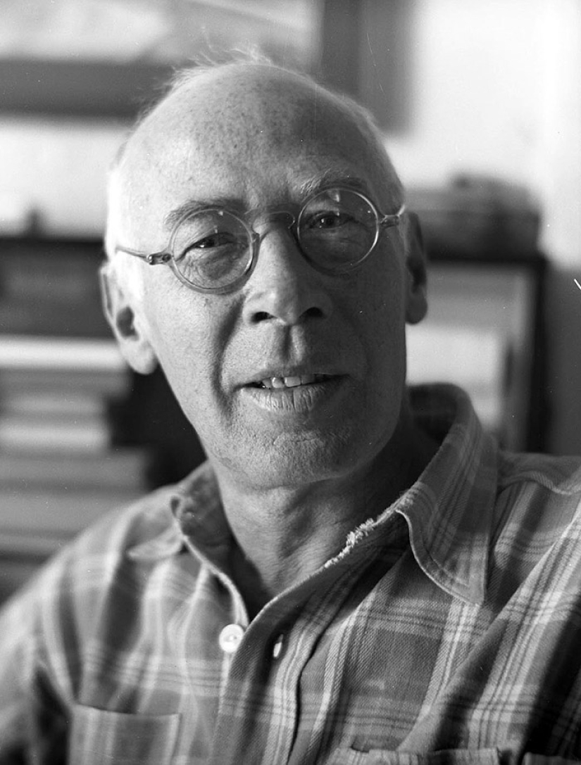 "I'm standing in the middle of the desert, waiting for the train"