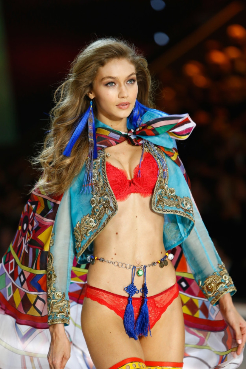 Imágenes vívidas del desfile de ropa interior Victoria's Secret 2016 en París