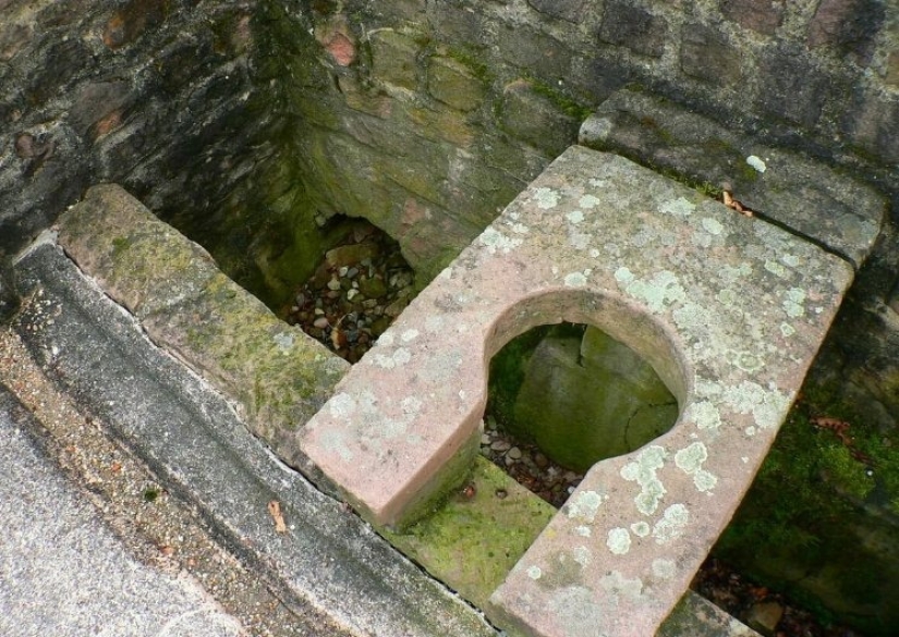 Immodest hygiene: how noble ladies went to the toilet on the floor or through the window