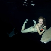 Impresionantes imágenes submarinas: Modelo rusa desnuda nada con tiburones