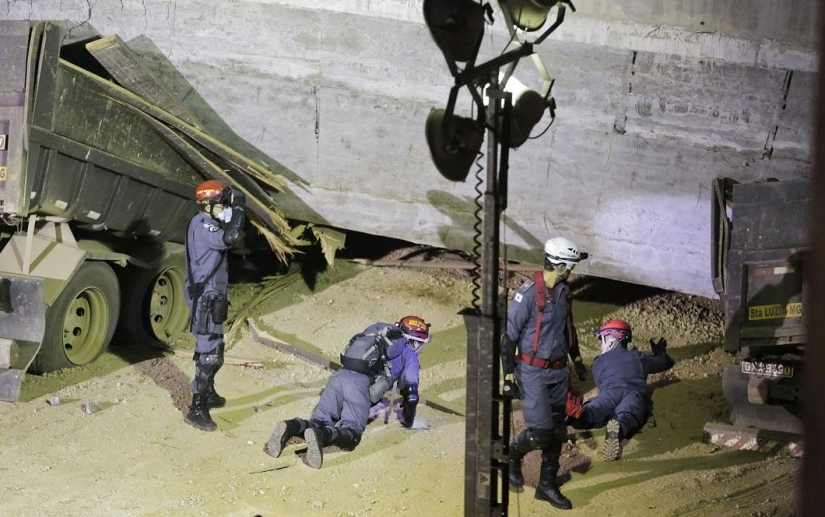 In Brazil, an overpass collapsed on a bus and cars