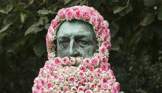 In Brussels, monuments are decorated with floral beards and wigs