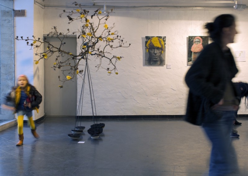 In Brussels, monuments are decorated with floral beards and wigs