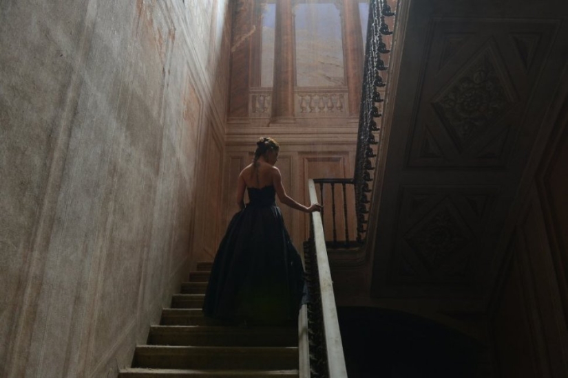 In contrast: photographer shoots naked girls in abandoned buildings In contrast: photographer shoots naked girls in abandoned buildings