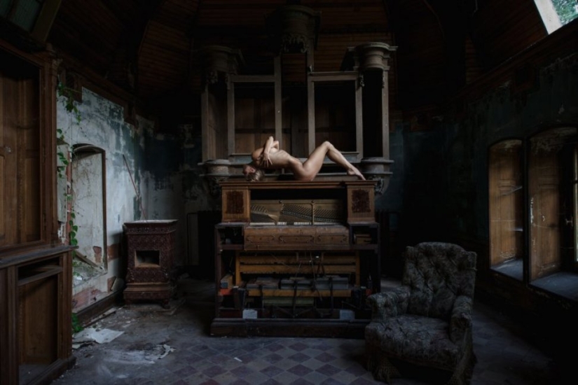 In contrast: photographer shoots naked girls in abandoned buildings In contrast: photographer shoots naked girls in abandoned buildings